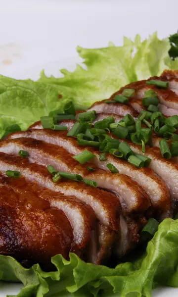 Canard laqué tranché, ciboulette et salade