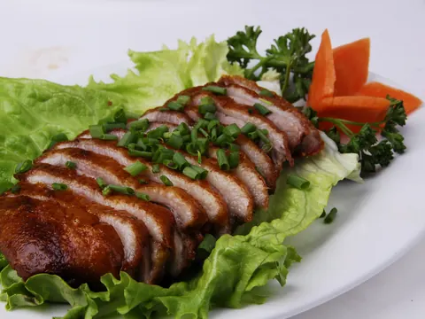 Canard laqué tranché sur lit de salade